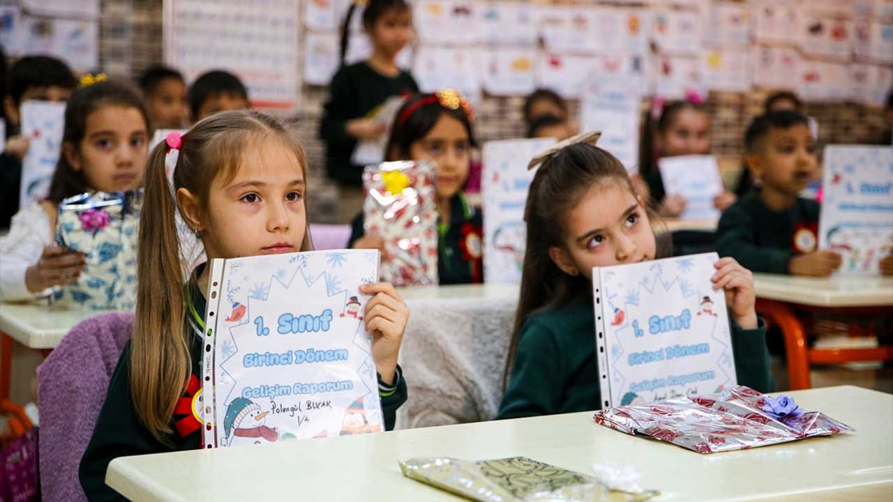 Okullarda yarıyıl tatili için karne zili çaldı