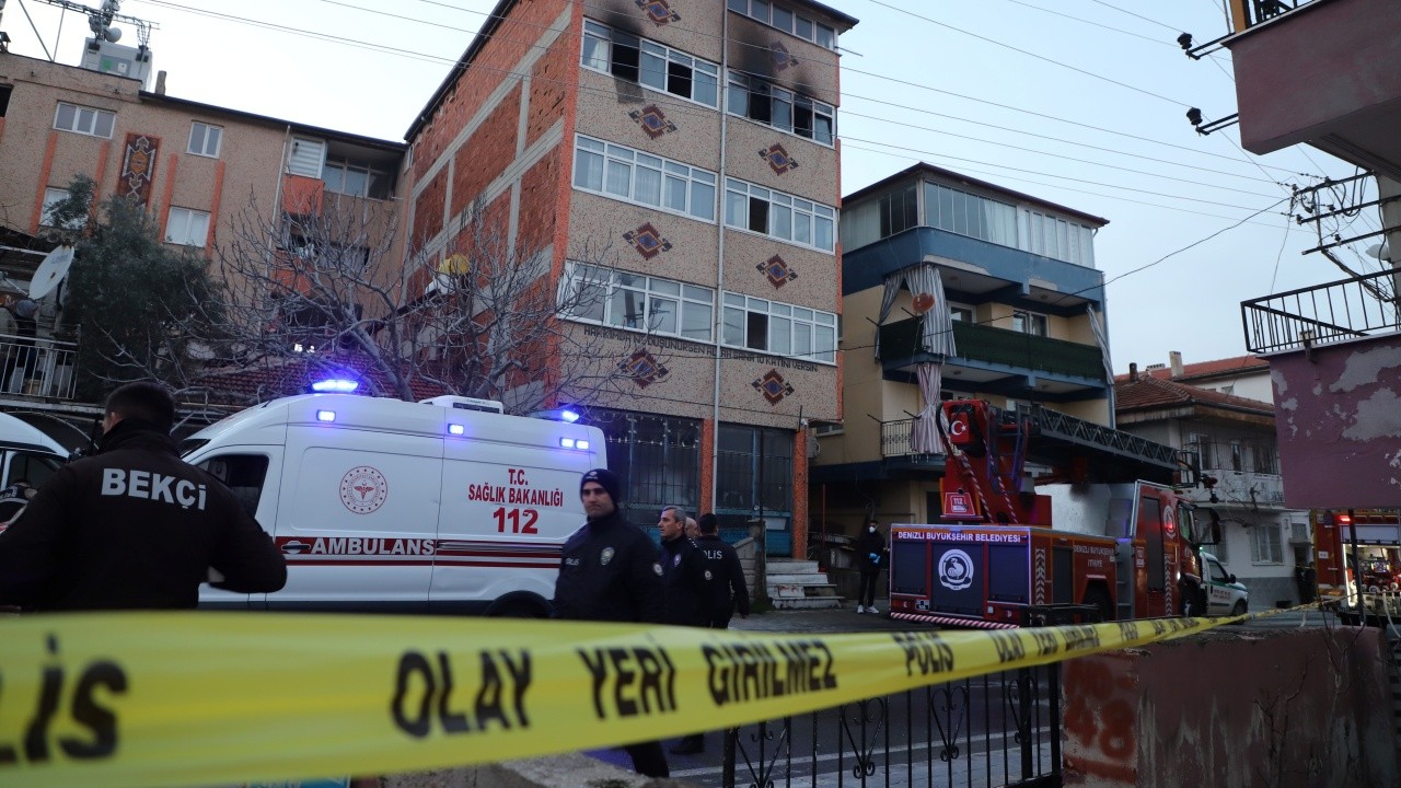 Evde çıkan yangında çocuğunu battaniyeye sarıp kurtaran anne öldü