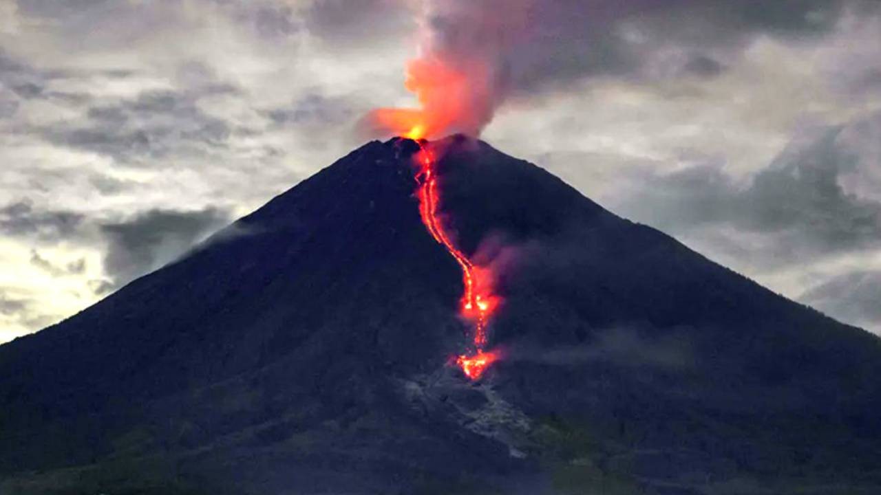 Semeru Yanardağı'nda patlama