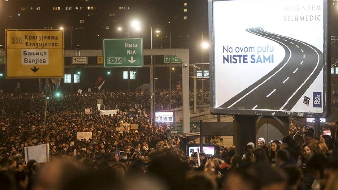 Sırbistan'da ölümlü kazaya yönelik protestolar: Başbakan Vucevic istifa etti