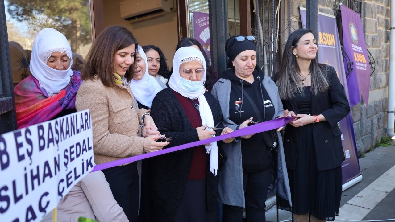 Diyarbakır'da kayyımın kapattığı kadın merkezi yeniden açıldı