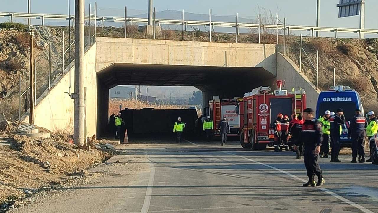 Denizli'de işçileri taşıyan midibüs devrildi: 4 ölü