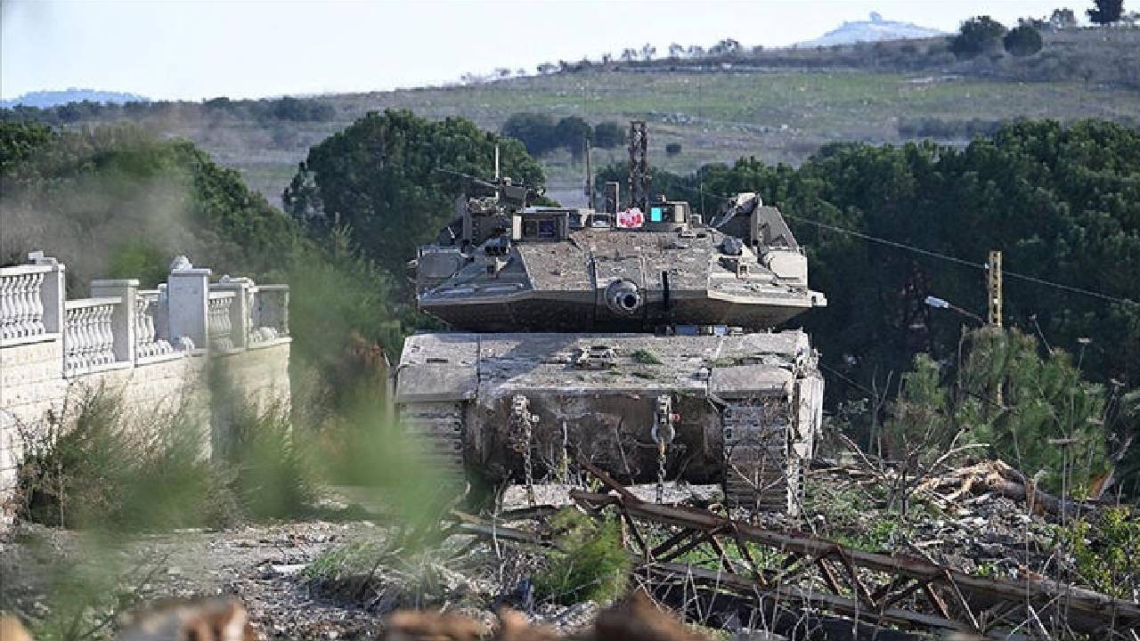 İsrail, çekilmesi gereken Lübnan'ın Aytarun beldesinde evleri ateşe verdi