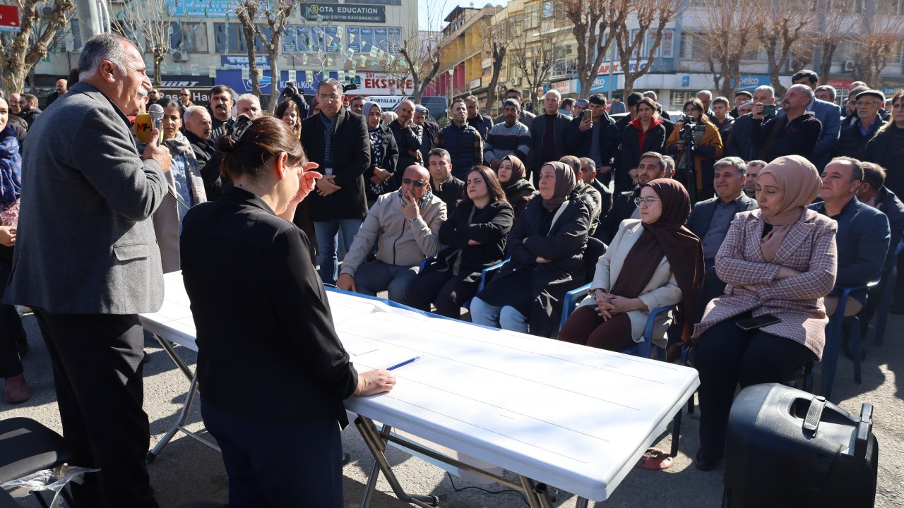 Seçilmişler binaya alınmadı: Siirt Belediyesi Meclisi belediye önünde toplandı