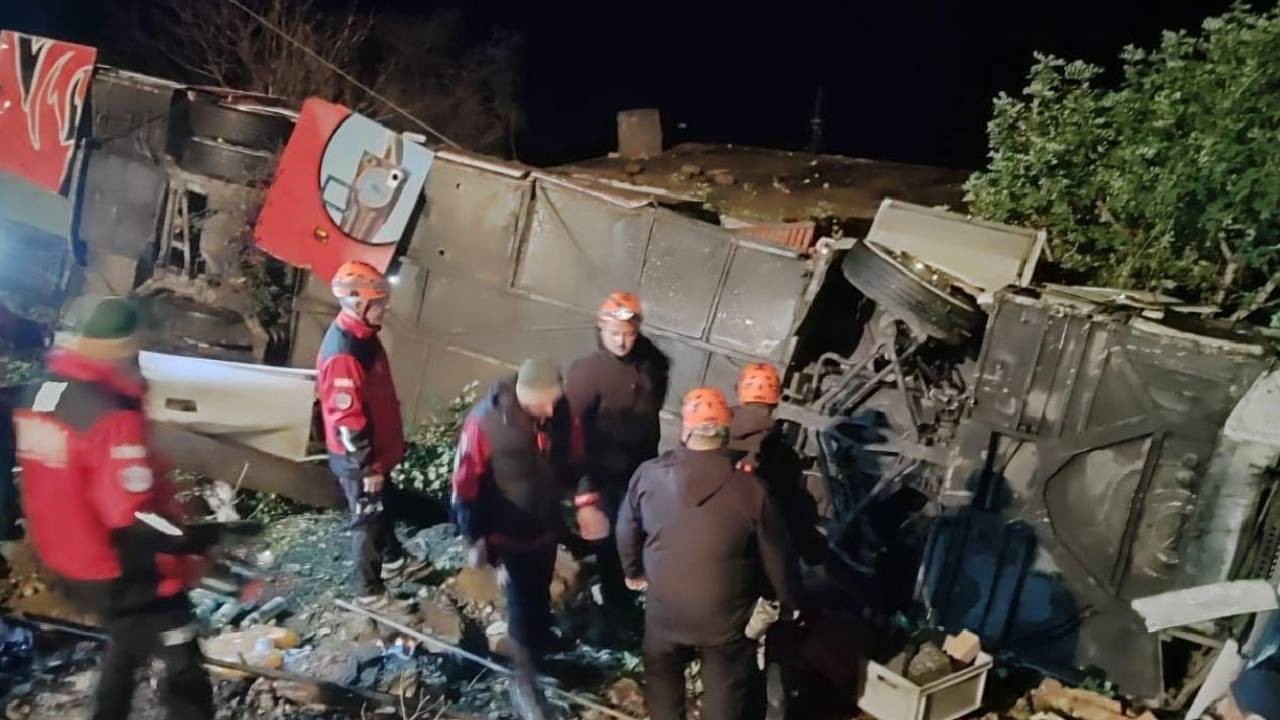 Antalya'da yolcu otobüsü şarampole devrildi: Bir ölü, 32 yaralı