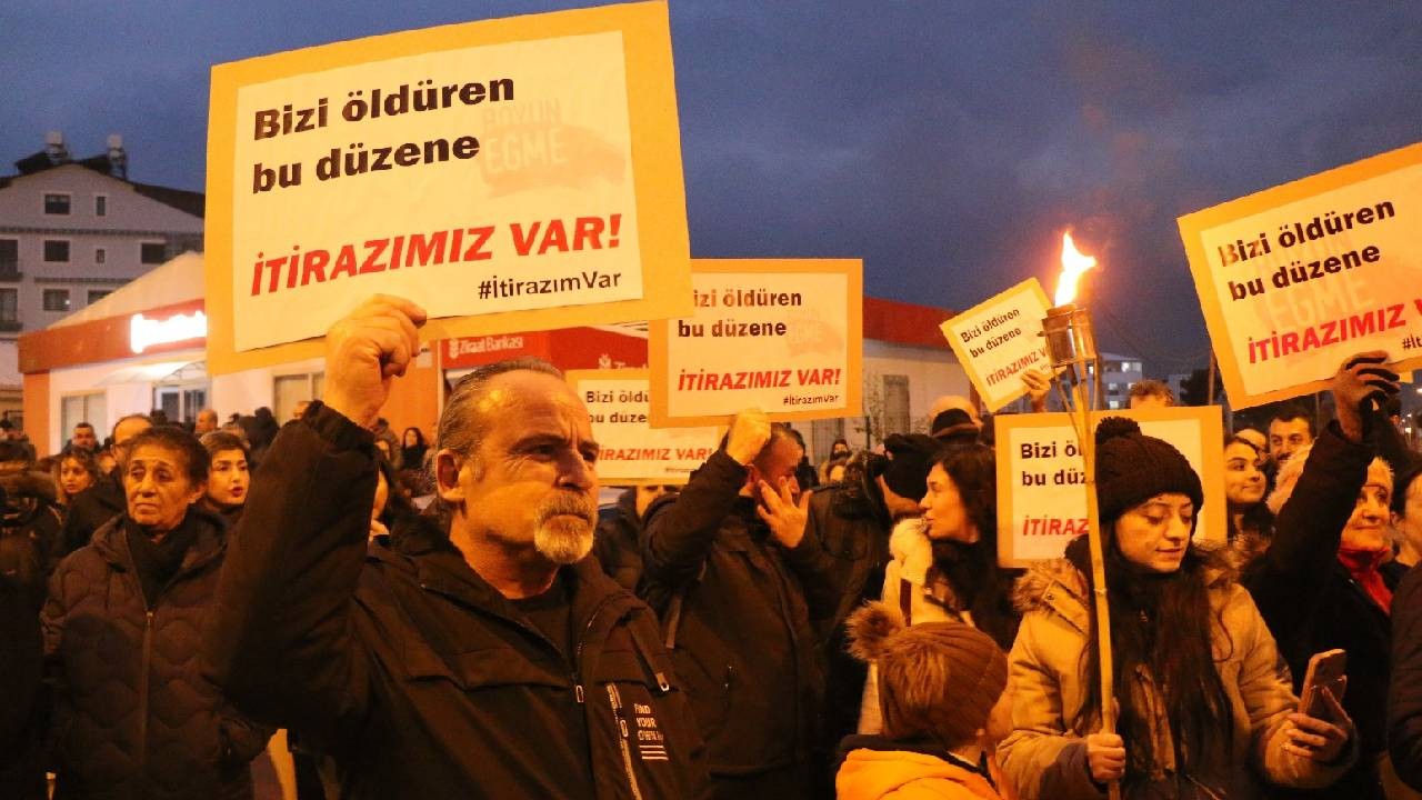 Depremin yıldönümünde İskenderun'da meşaleli yürüyüş: 'Deprem değil, ihmal öldürdü'