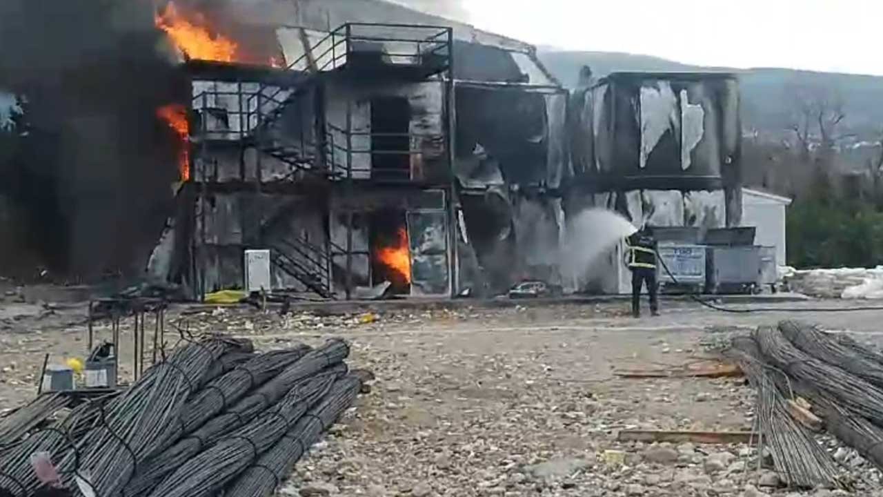 Hatay'da işçilerin kaldığı konteynerler yandı