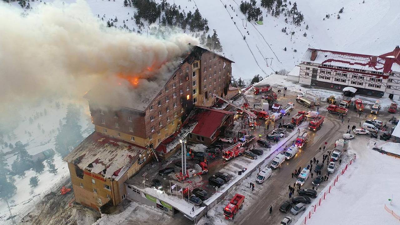 Otel yangını faciasına ilişkin gözaltına alınan iki kişi tutuklandı