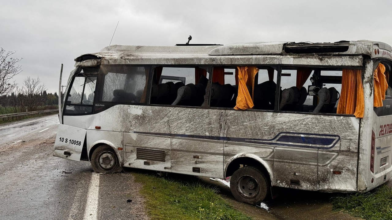 Balıkesir'de fabrika işçilerini taşıyan midibüs takla attı: 18 yaralı