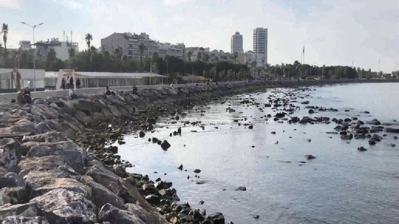 İskenderun'da deniz çekildi