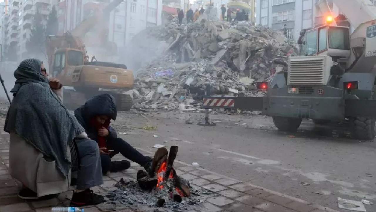 Adana'da depremde 96 kişinin öldüğü Alpargün Apartmanı’na ruhsat veren kamu çalışanlarına dava