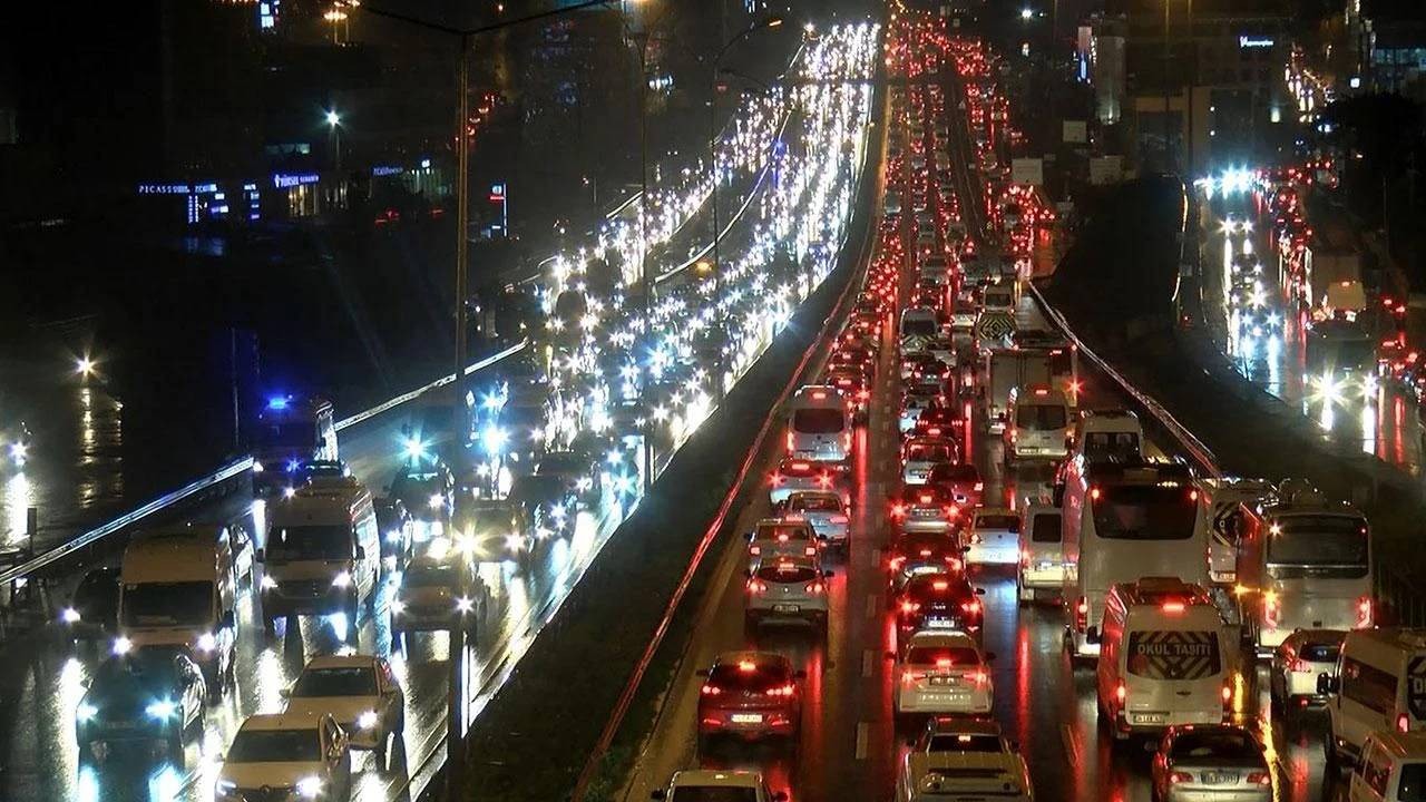 İstanbul'da akşam saatlerinde trafik kitlendi: Yüzde 83 yoğunluk