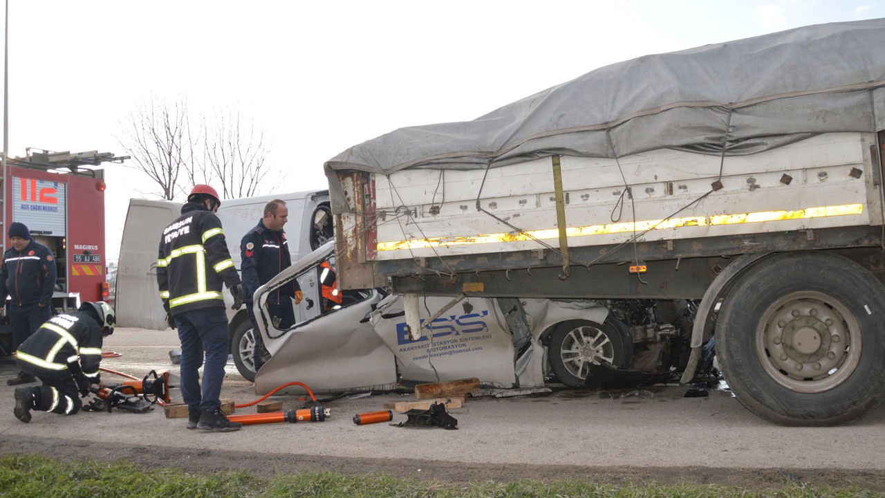 Samsun'da minibüs tıra arkadan çarptı: 1 ölü, 2 yaralı