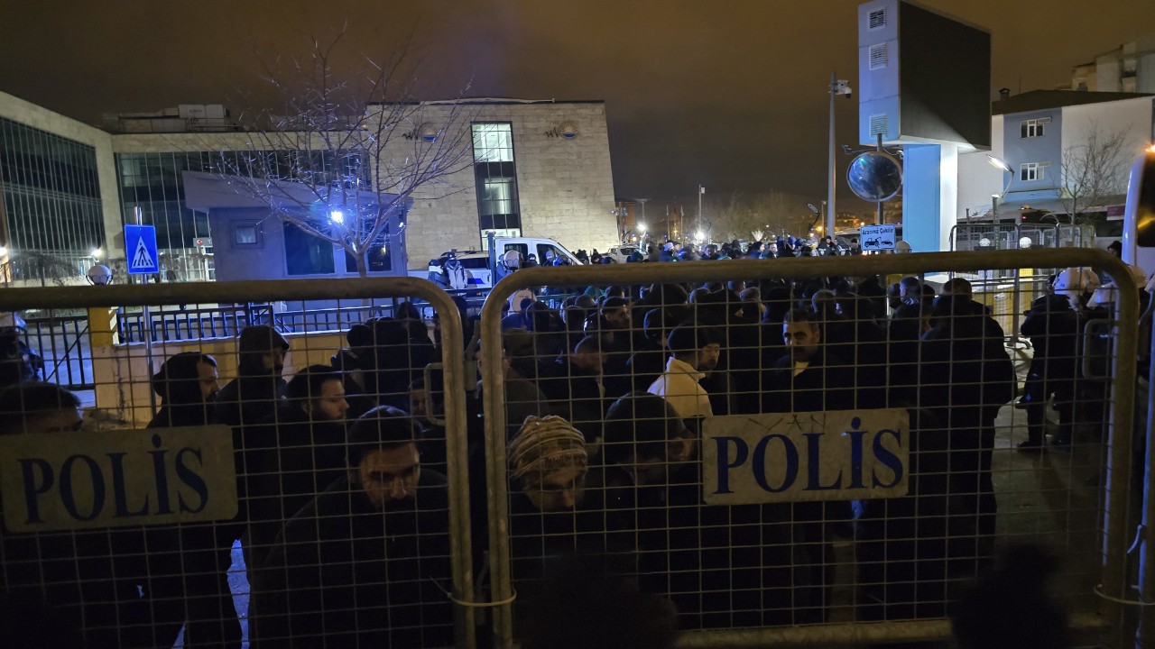 Van'da protesto başladı: Polisler kayyımın borç tablosunu indirdi