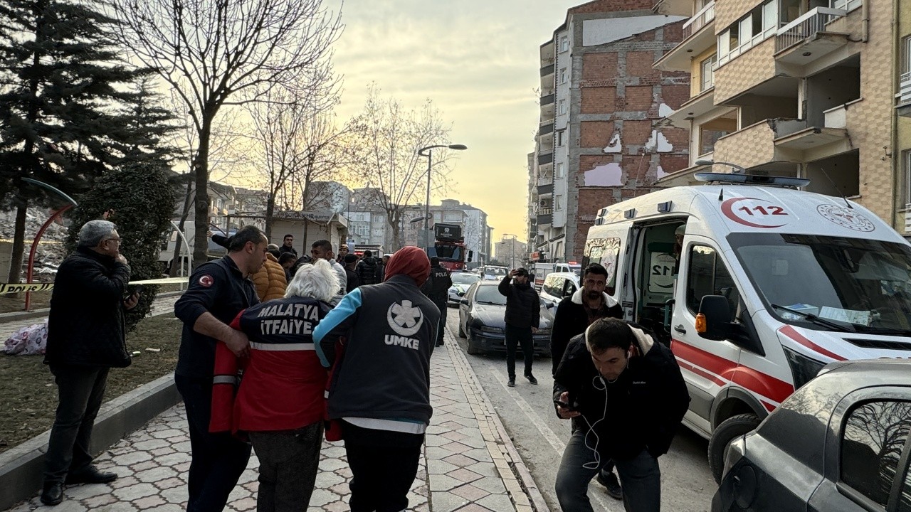 Ağır hasarlı binanın yıkımı sırasında yandaki apartmana zarar verildi: Bina tahliye edildi