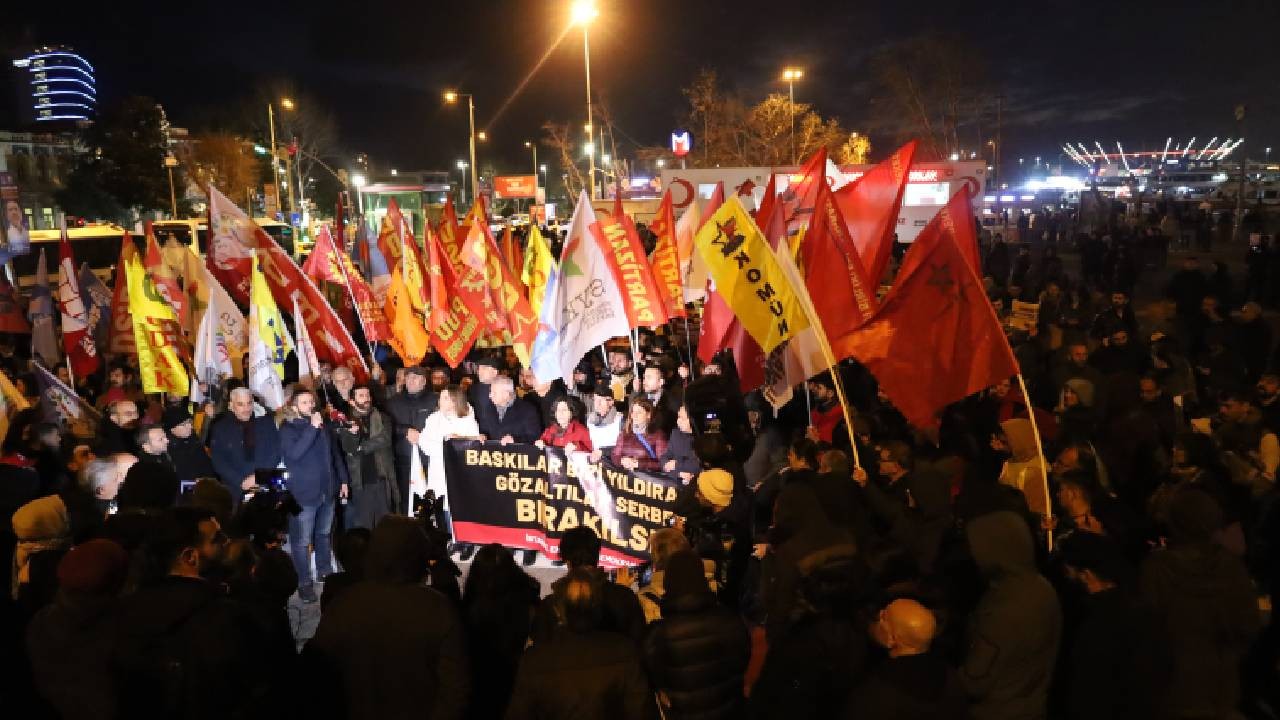 İstanbul'da HDK operasyonu protestosu: Barış görüşmeleriyle bu manzara aynı karede olamaz