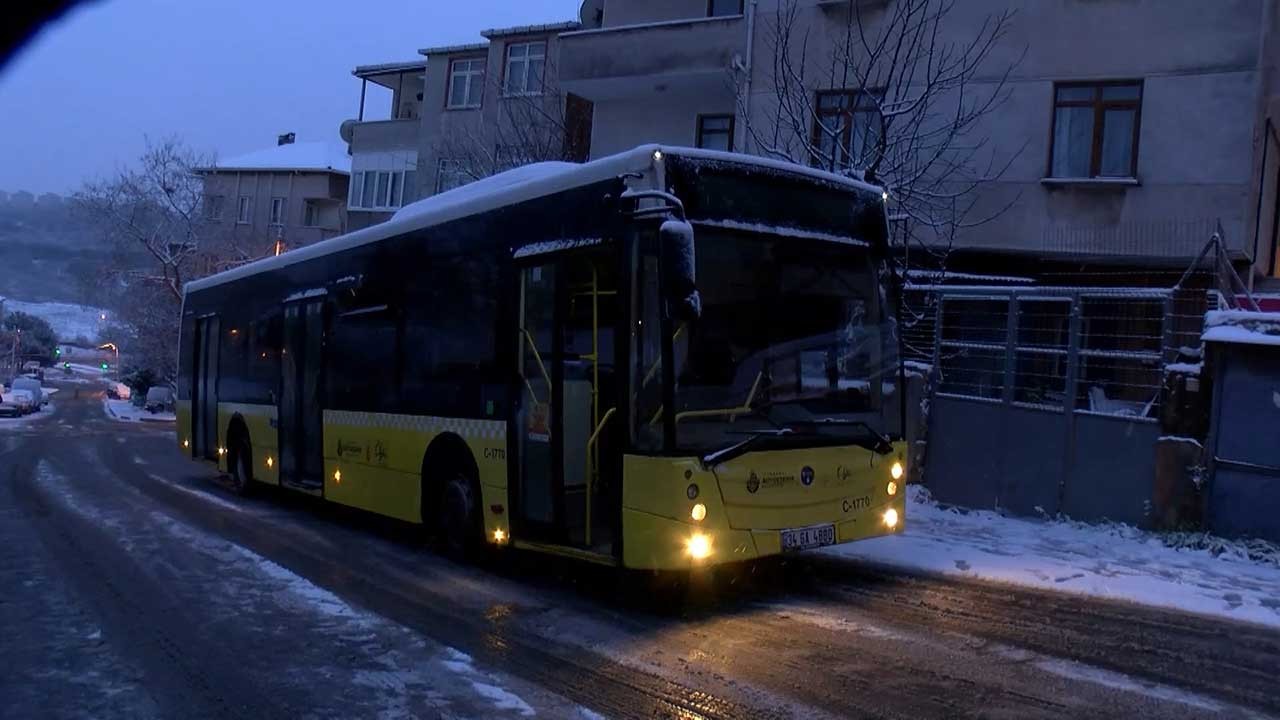 Ataşehir'de kar yağışı etkisini artırdı; İETT otobüsleri yolda kaldı