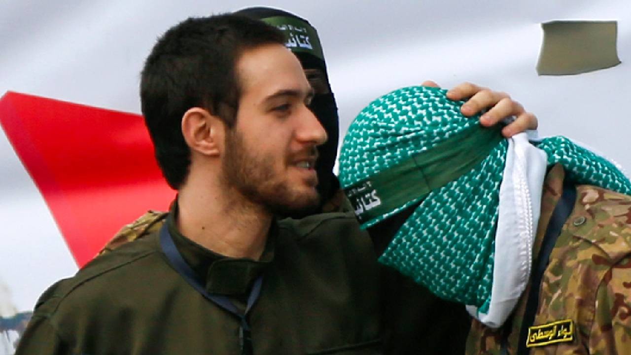 Esir takasının 7. turu: İsrailli rehine, Hamas savaşçısını alnından öptü