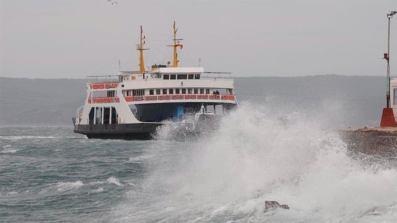 Çanakkale -Bozcaada feribot seferlerine fırtına engeli