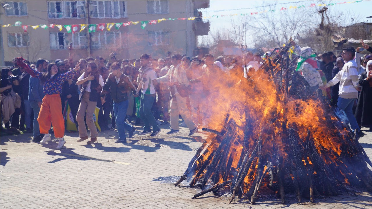 İlk Newroz ateşi Lice'de yakıldı