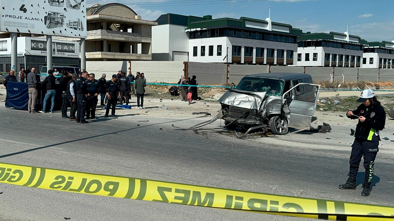 Minibüs, TIR'a çarptı: 1 ölü, 5 yaralı