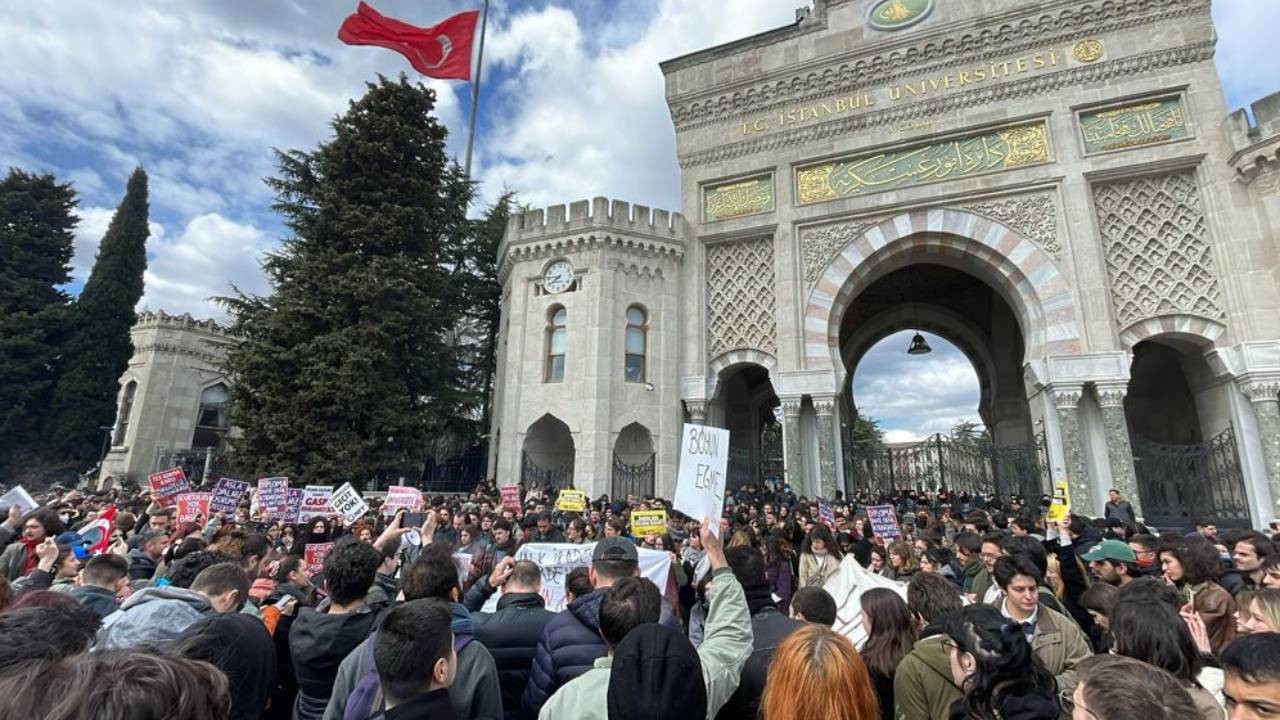 İstanbul Üniversitesi'nde İmamoğlu'na destek eylemi