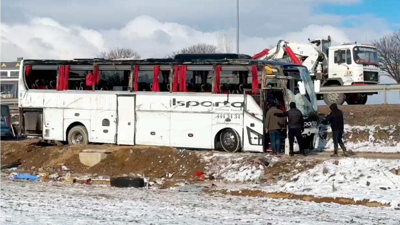 Yolcu otobüsü şarampole devrildi: 1 ölü, 25 yaralı