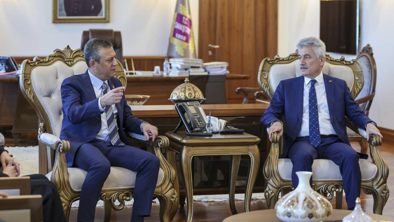 Özel’den Kurtulmuş’a: Talimatlı tutumda inat ederse ona karşı pozisyon alacağım