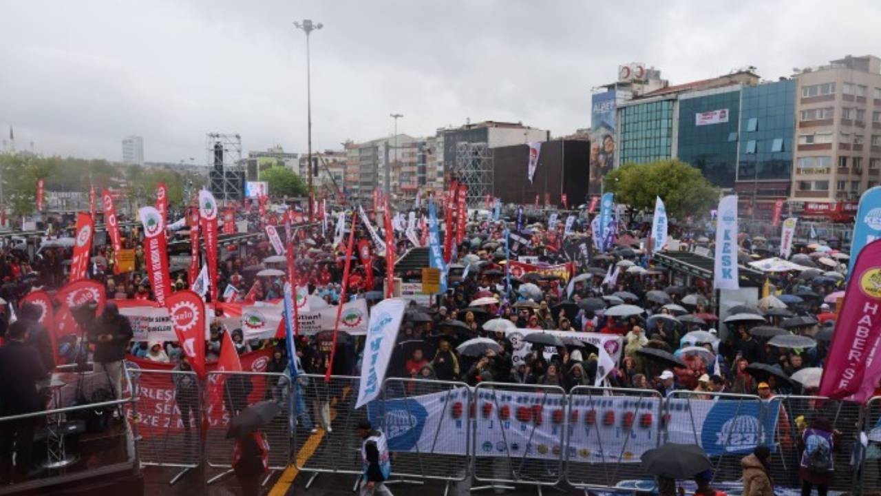 Kadıköy'de 1 Mayıs | Yağmura rağmen binler miting alanında