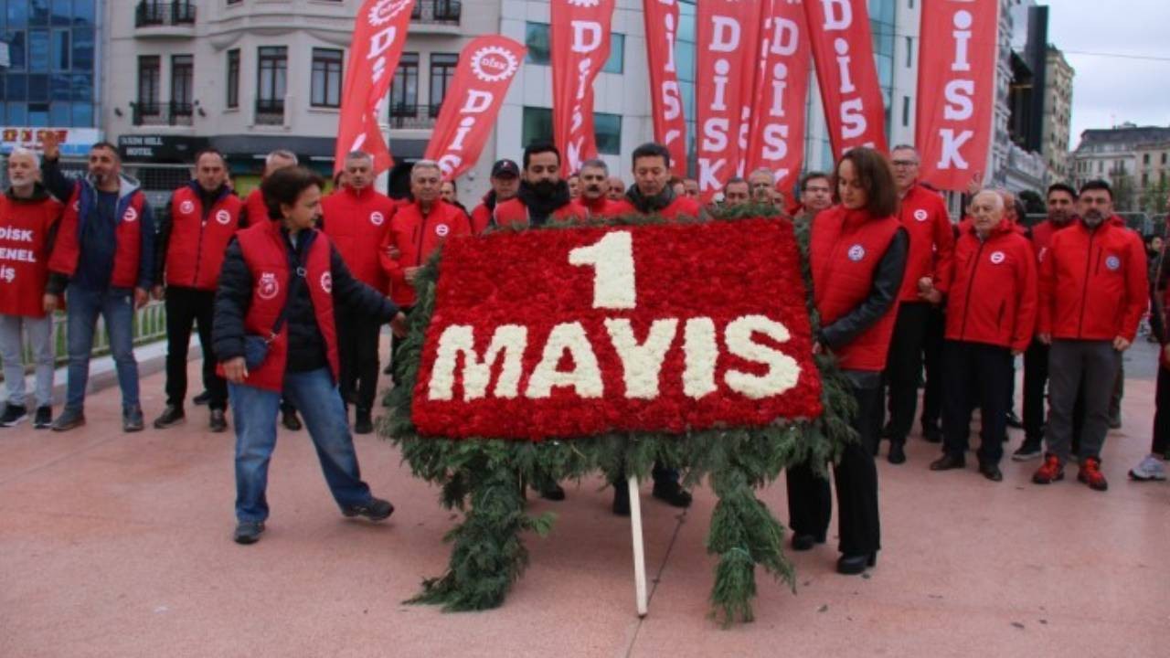 Taksim abluka altında: DİSK heyeti meydana çelenk bıraktı