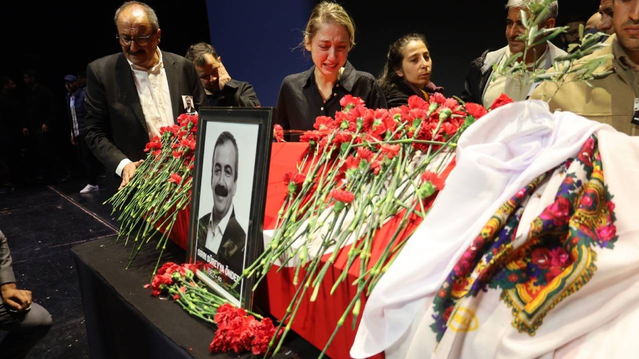 Anma töreni sonrası kitle Dolmabahçe'ye yürüdü: Binler Sırrı Süreyya Önder'i uğurluyor