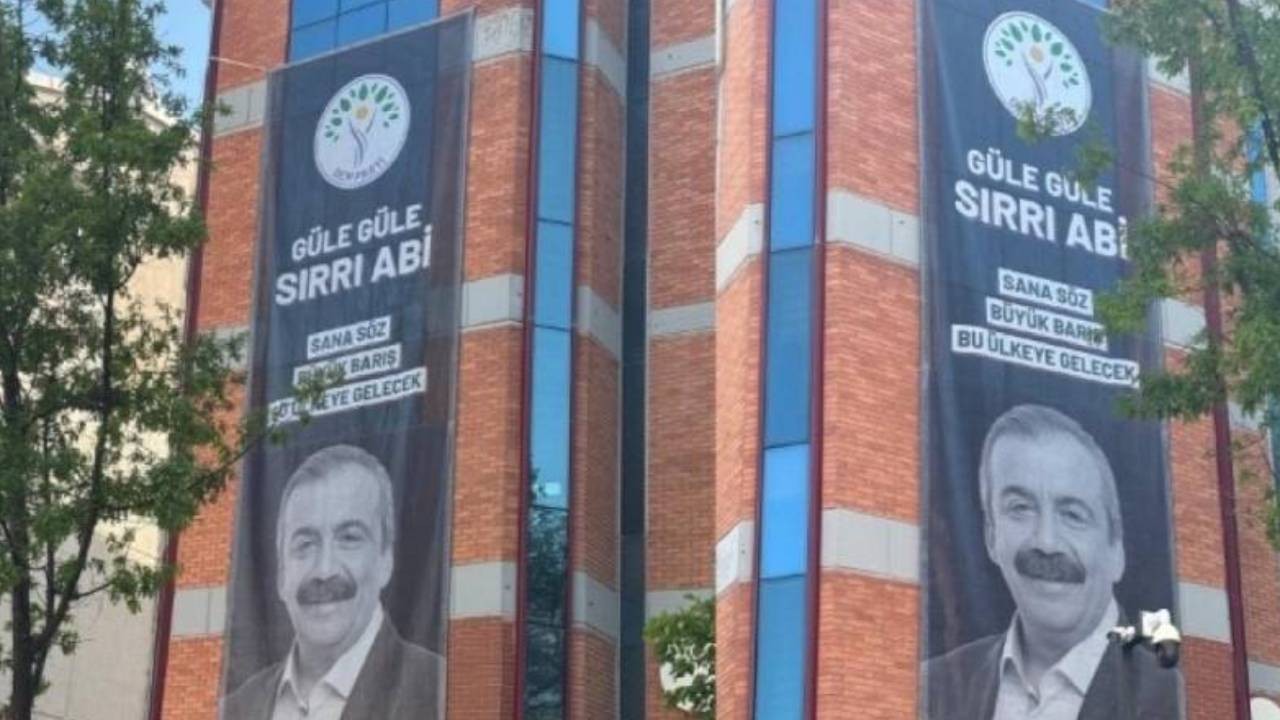 DEM Parti Genel Merkezi’ne Sırrı Süreyya Önder afişi asıldı