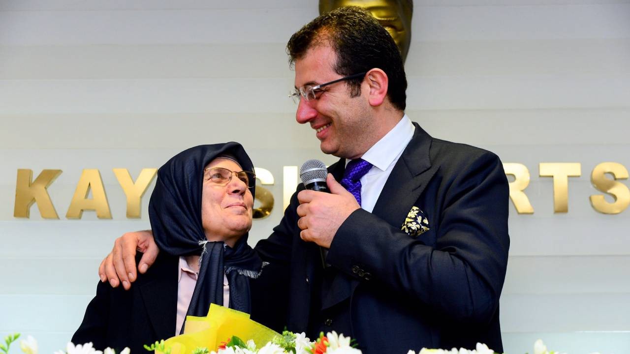 Ekrem İmamoğlu'ndan Anneler Günü paylaşımı: 'Özledim anne'