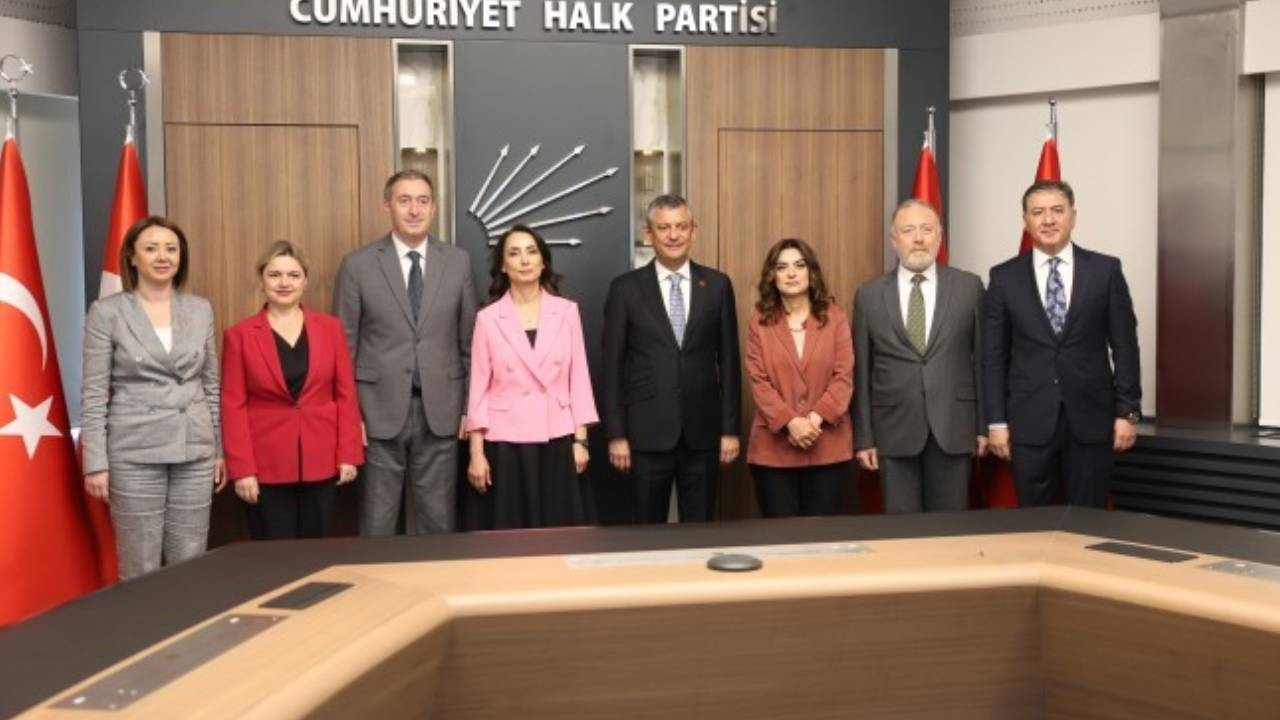 DEM Parti siyasi parti turlarına devam ediyor: DEM Parti heyeti CHP Lideri Özel ile görüştü