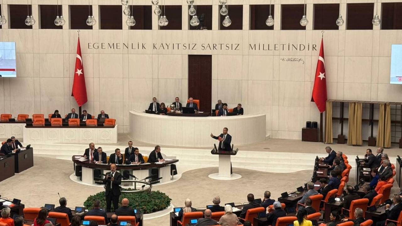 AKP mevcut Meclis Grup Başkanvekilleri ile devam kararı aldı