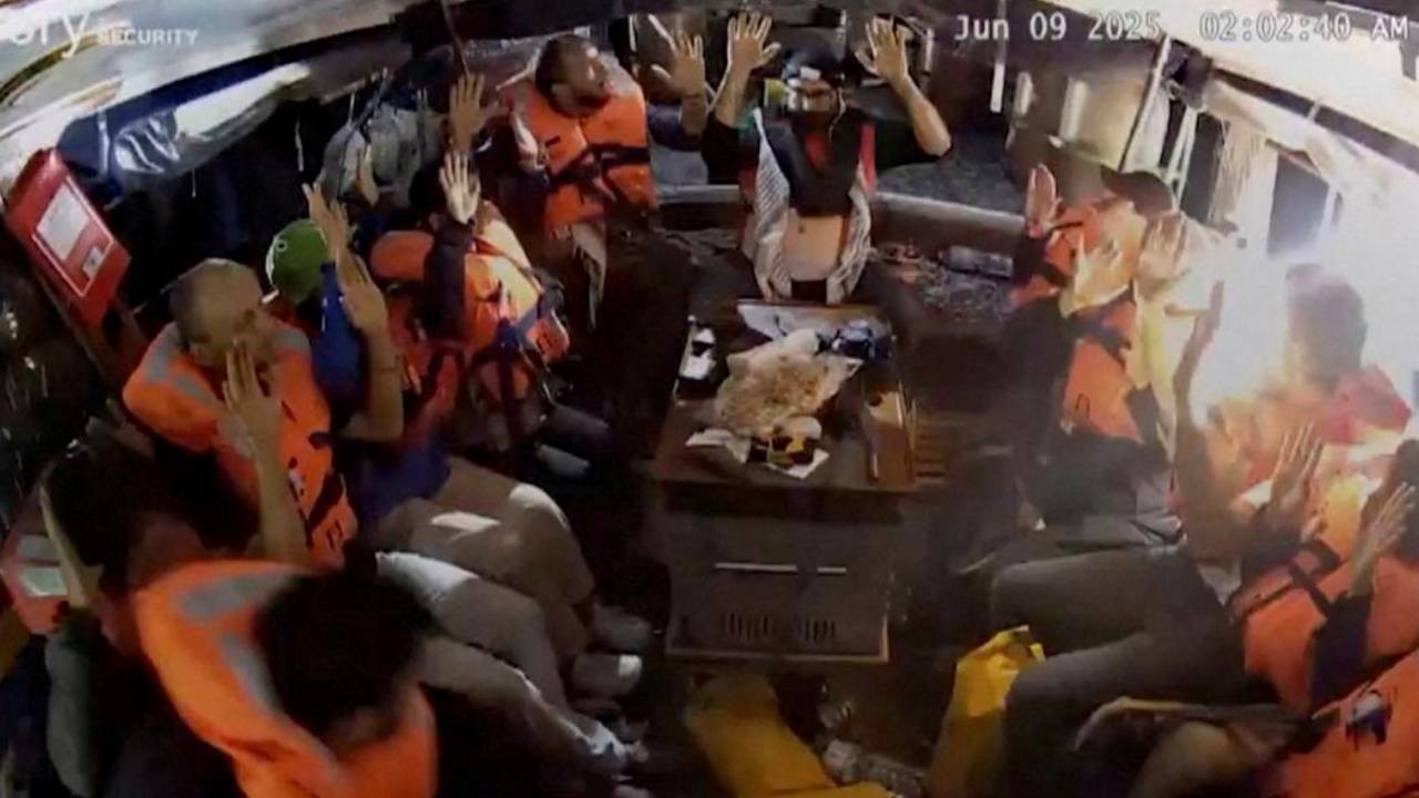 İsrail Gazze'ye giden yardım gemisini kaçırdı: 12 aktivist geri gönderilecek