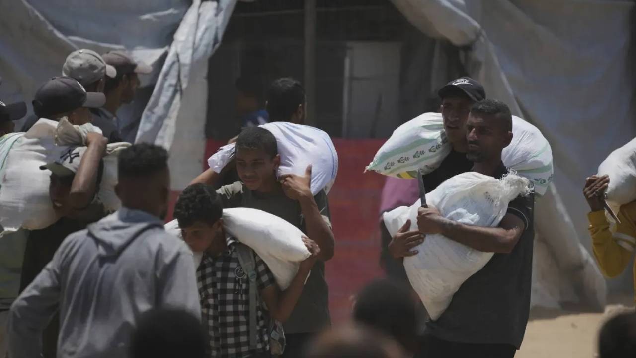 İsrail, Refah'ta yardım dağıtımı sırasında 8 kişiyi öldürdü