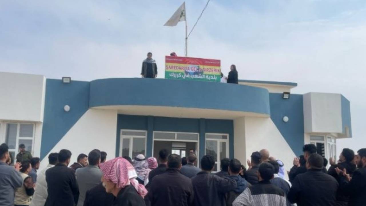Irak polisi Şengal'de belediye binasına el koydu
