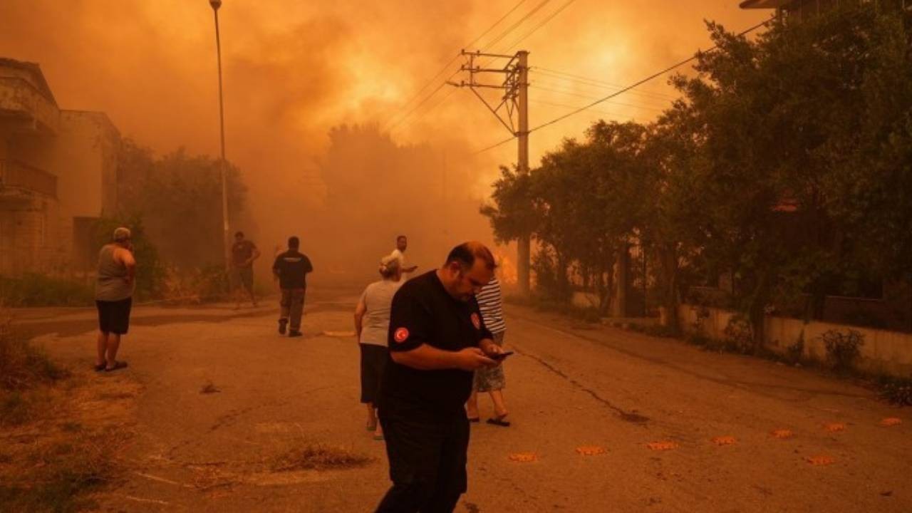 İzmir'de yangınlar 2'nci gününde: 10 mahalle boşaltıldı, bir kişi gözaltına alındı