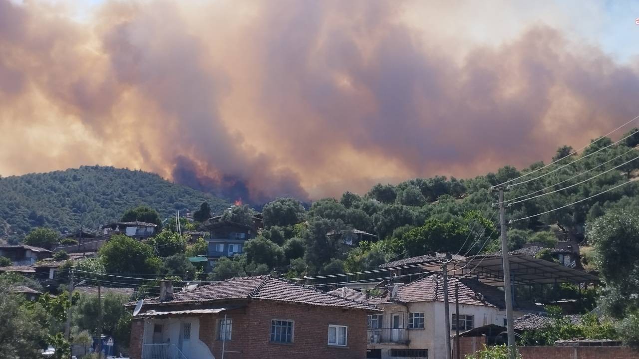 Ödemiş ve Çeşme'de yangın: Ölü sayısı 2'ye yükseldi, yangın Urla'ya da sıçradı