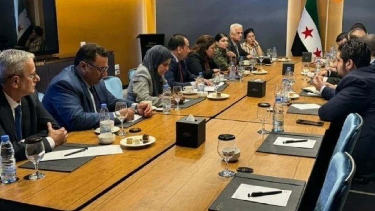 Kuzey ve Doğu Suriye heyeti Şam'da: ABD ve Fransa'dan yetkililer de görüşmeye katıldı