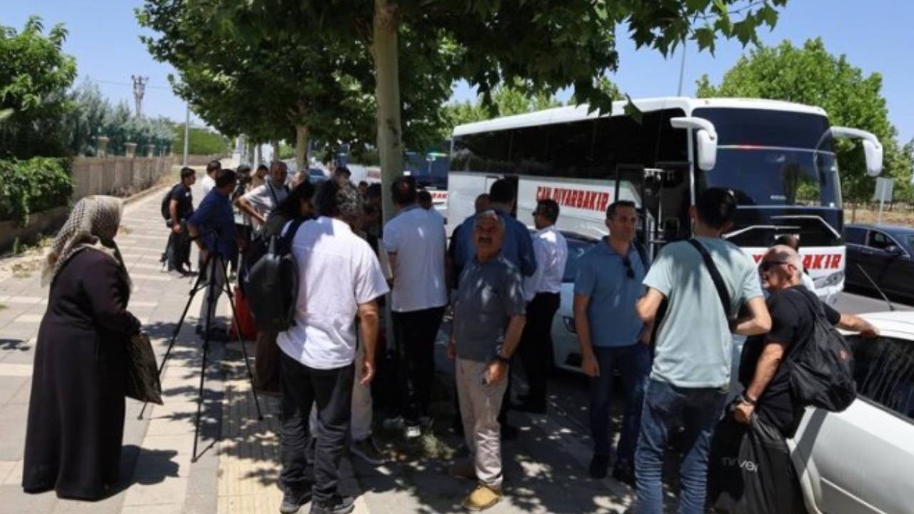 Silah bırakma törenini izleyecek grup Diyarbakır'dan yola çıktı