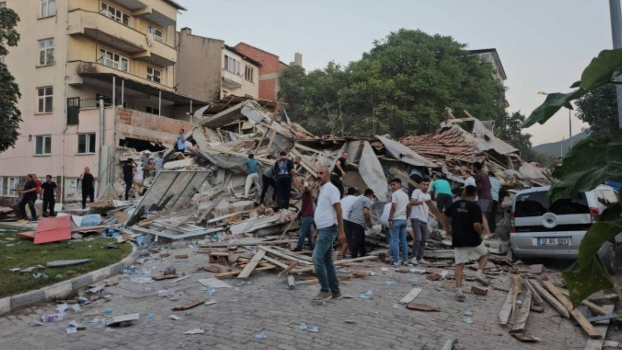 Balıkesir'de 6,1 büyüklüğünde deprem: Yıkılan binalar var