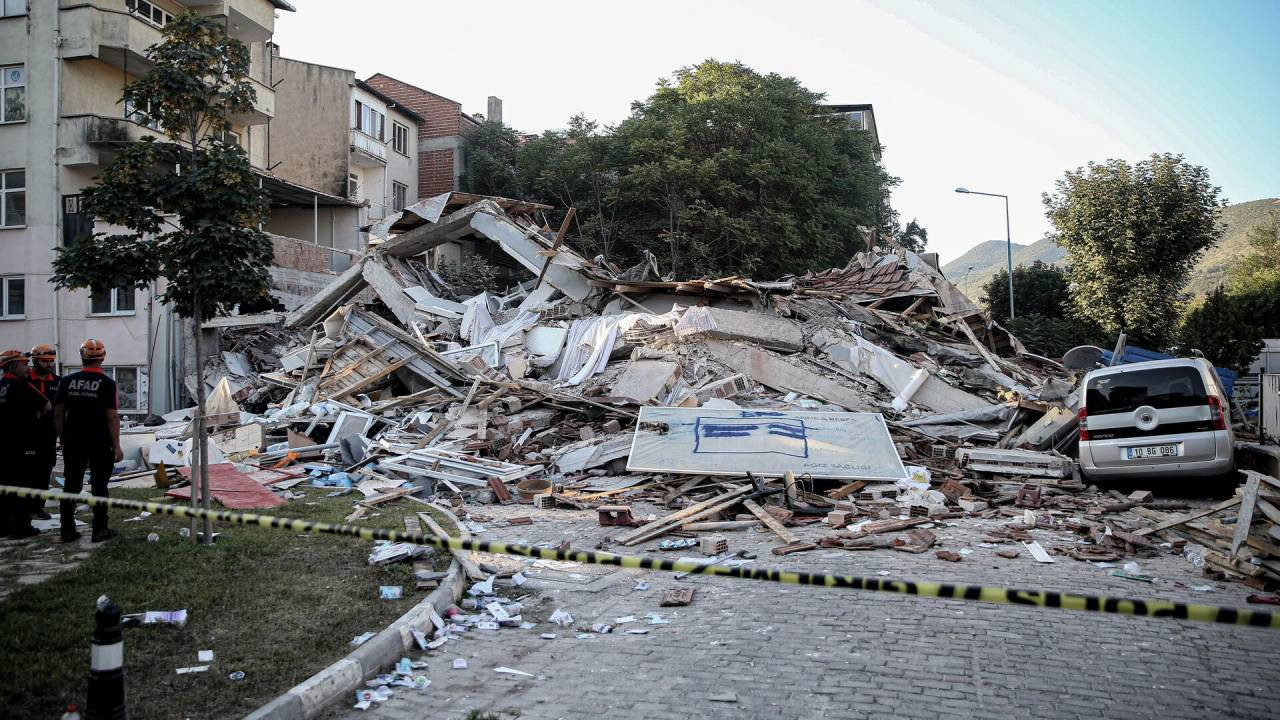 Balıkesir depremi: Bir kişinin hayatını kaybettiği binanın müteahhidi ve sahibi gözaltına alındı