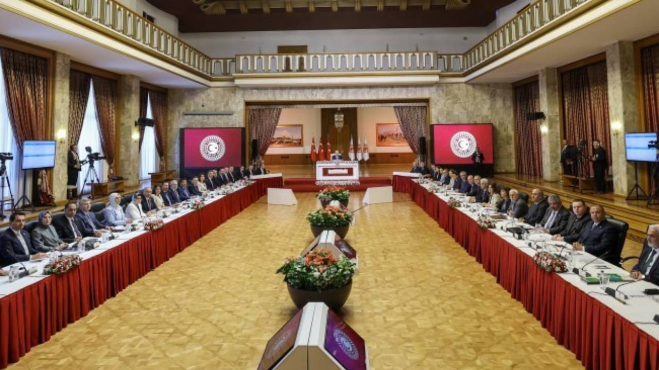 Komisyon 3'üncü kez toplandı: CHP'den 29 maddelik 'demokratikleşme paketi' önerisi