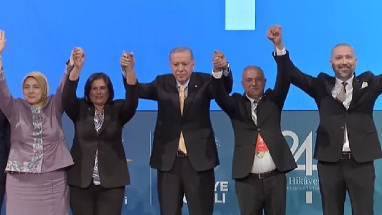 Çerçioğlu AKP rozeti taktı