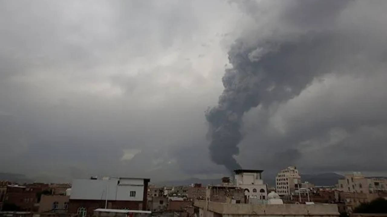 İsrail Yemen'e hava saldırıları düzenledi: Başkanlık Sarayı'nın bulunduğu askeri yerleşke vuruldu