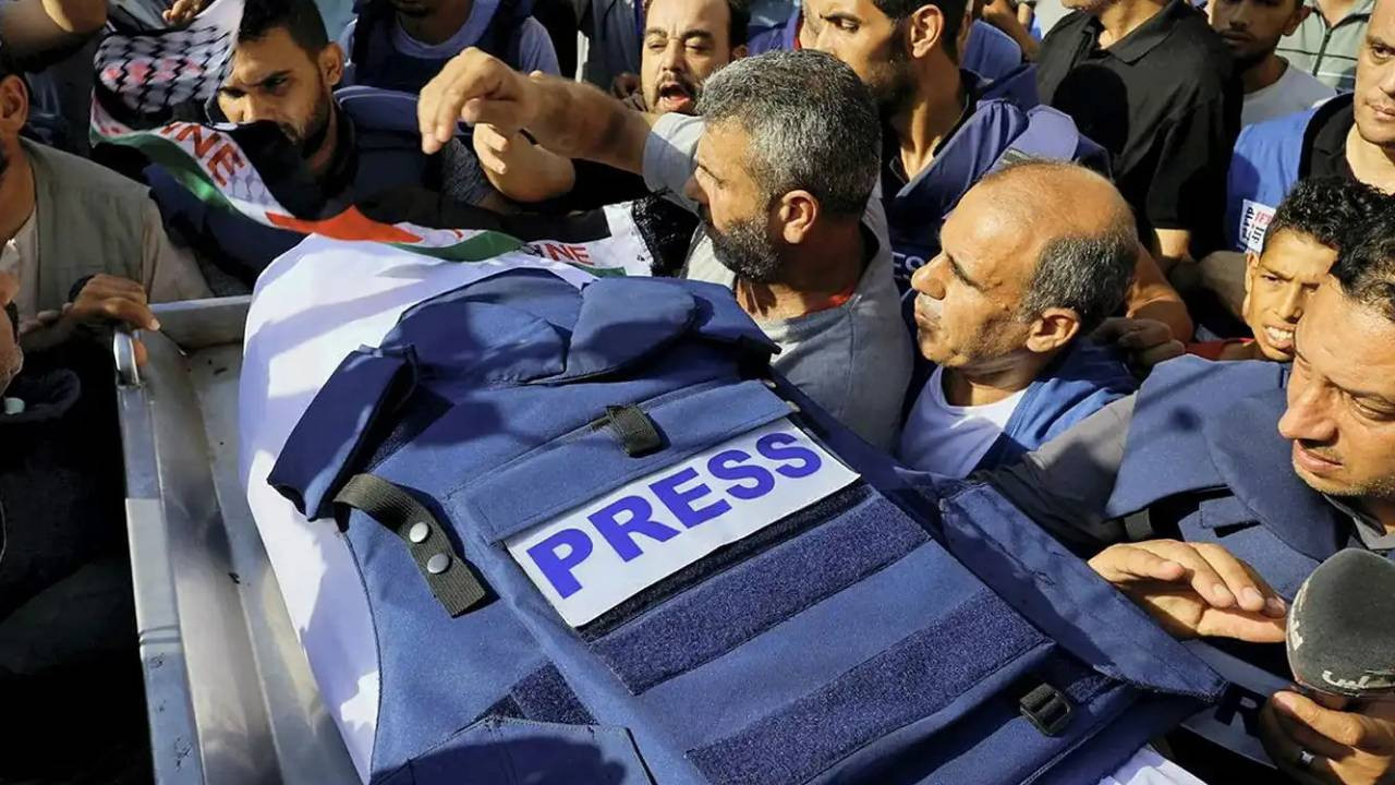 Gazze'de katledilen gazeteciler için uluslararası dayanışma: Gazeteler ilk sayfalarını kararttı