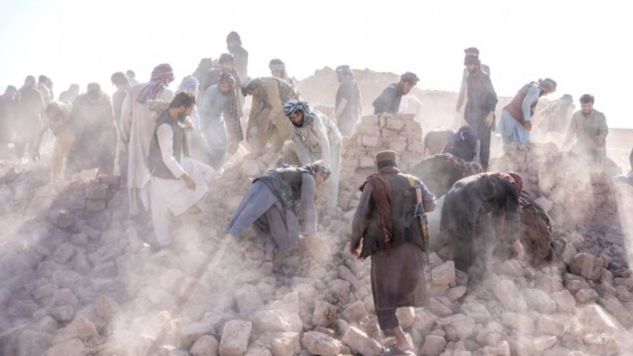 Afganistan'da deprem... Taliban yönetimi yüzlerce kişinin öldüğünü açıkladı