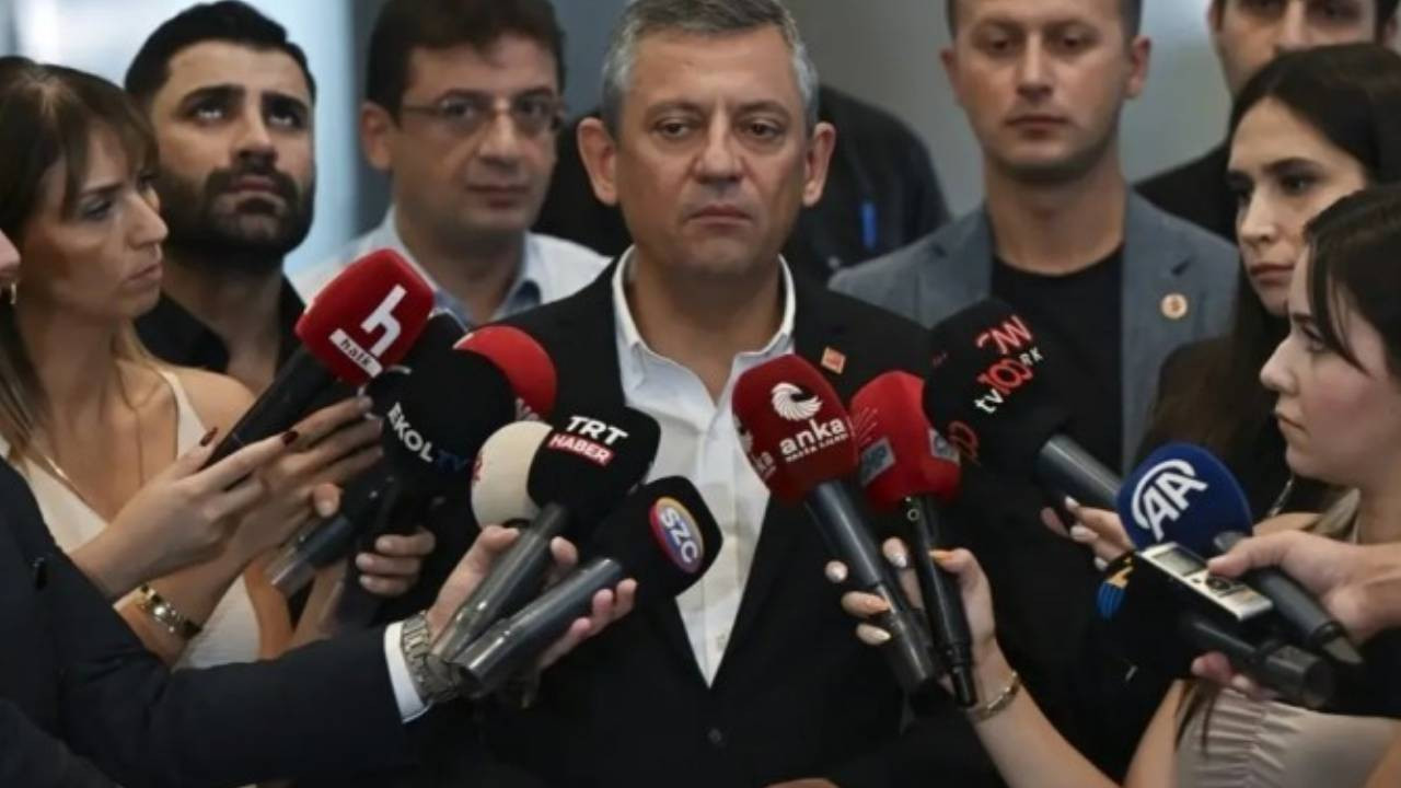 Özgür Özel'den kayyım açıklaması: 'O kayyum orada 6 gün durur. 6 gün sonra parti, seçilmiş Genel Başkanı yeniden seçer'